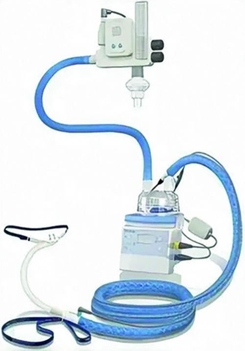Photographie d'un dispositif d'oxygénothérapie à haut débit nasal avec humidificateur, circuit chauffé et lunettes nasales